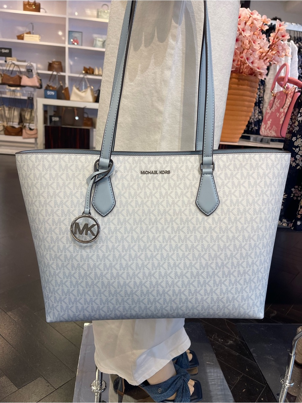 MICHAEL MICHAEL KORS SHEILA
Pale Ocean LG TOTE bag & Double Zip Ombré Lg Wallet - Picture 10 of 16